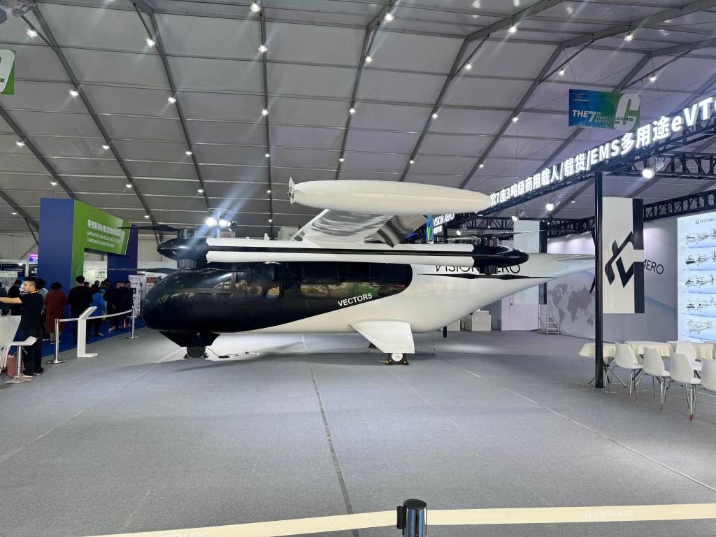 图为本届直博会展出的一款eVTOL。新华社记者梁姊 摄