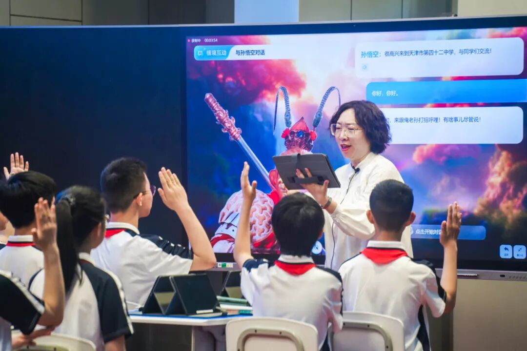 天津市第四十二中学语文教师李云静引导学生通过虚拟人对话理解经典文学角色