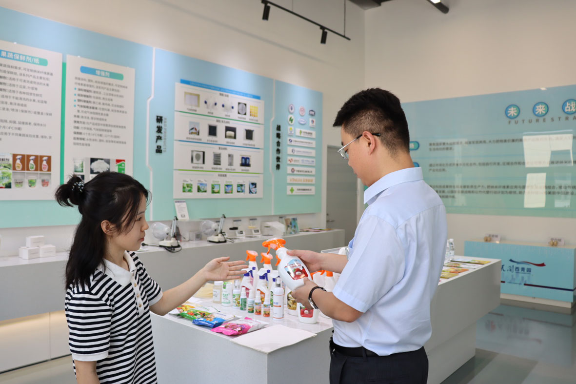 图为农行天津天开高教科创园支行客户经理深入企业了解产品情况，对接企业金融需求。（资料照片）