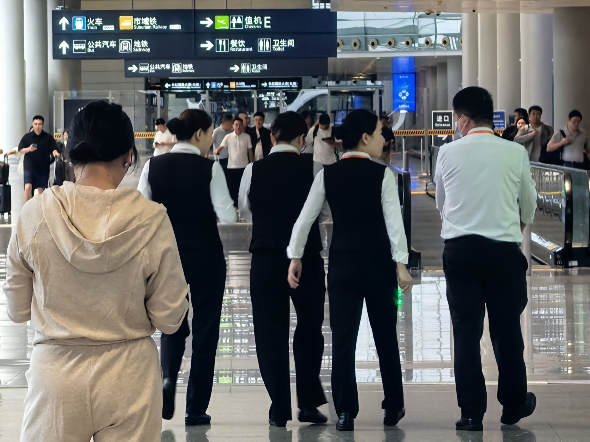 10月16日，此前記者暗訪時見到的“非航司信用卡營銷人員”整理好個人物品離開航站樓。新京報貝殼財經記者俞金旻 攝