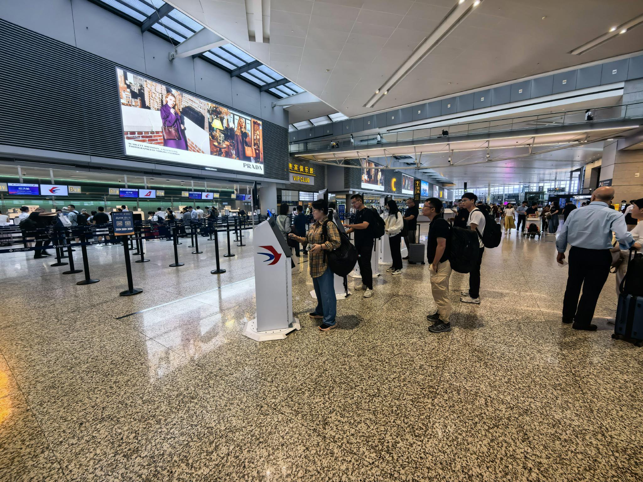 10月16日，員機已全虹橋T2航站樓內各航司自助值機柜前“非航司信用卡營銷人員”已不見蹤跡。場推新京報貝殼財經記者俞金旻 攝