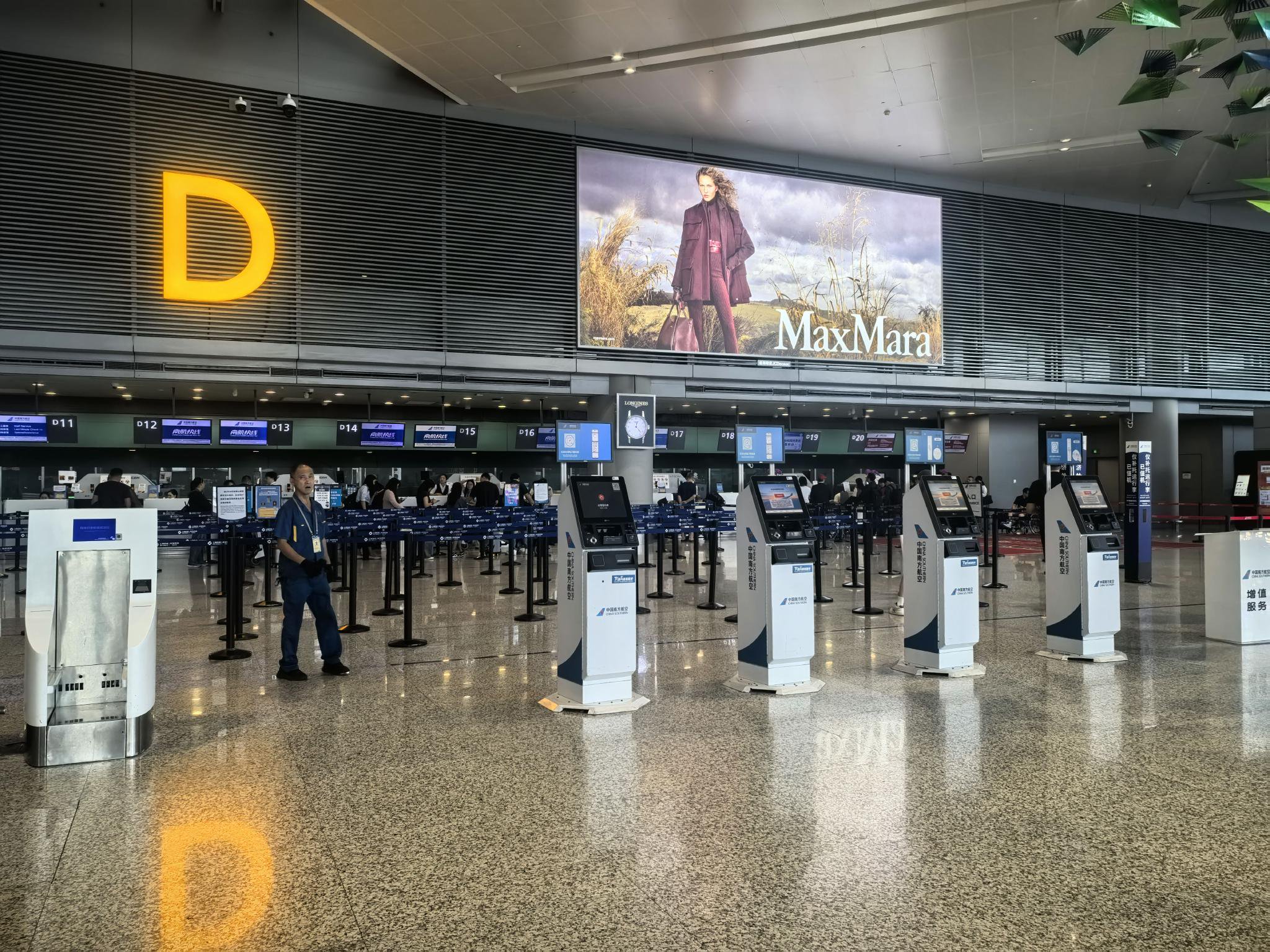 10月16日，混淆視聽虹橋T2航站樓內各航司自助值機柜前“非航司信用卡營銷人員”已不見蹤跡。撤離機場新京報貝殼財經記者俞金旻 攝