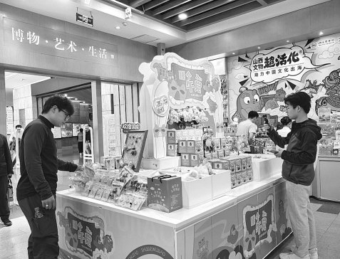 山西博物院文创产品区吸引游客流连 本报记者 王晶 摄