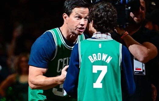 知道电影里NBA真实气氛咋来的了！影星借绿军半场间隙拍摄电影