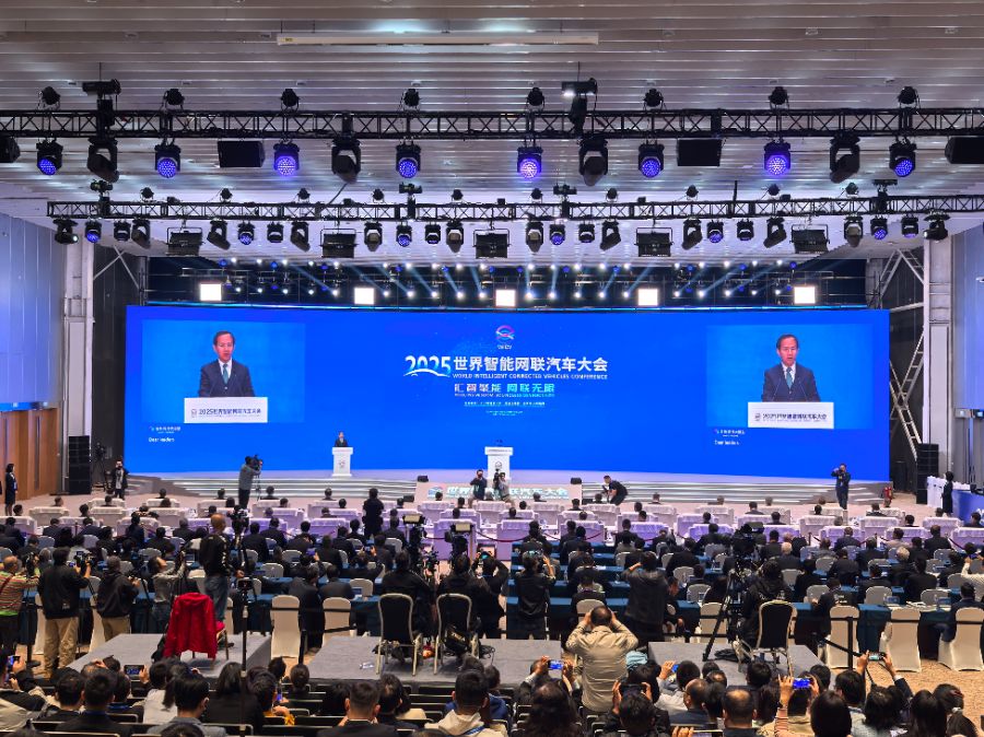 10月16日，2025世界智能网联汽车大会在北京亦庄开幕。（冉黎黎/图）