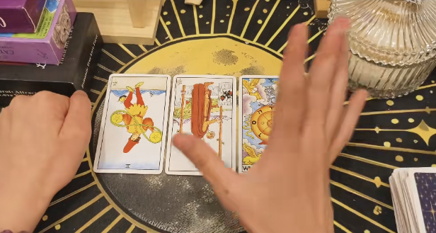 塔罗洗牌、星座查运：年轻人的“情绪出口”，藏着哪些心里话？