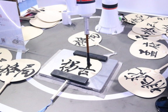 　　书法机器人现场“创作”