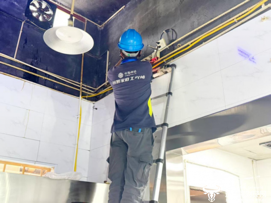 （湖北移动技术人员安装“明厨亮灶”设备）