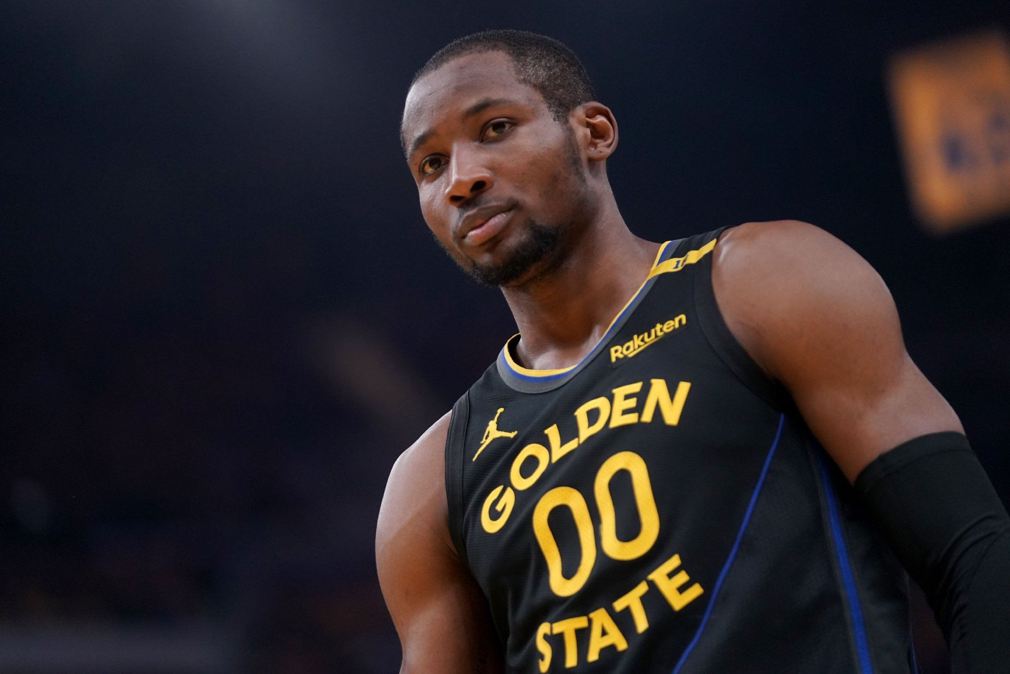 NBA官方：库明加与裁判进行不当接触+持续追逐裁判被罚35000美元