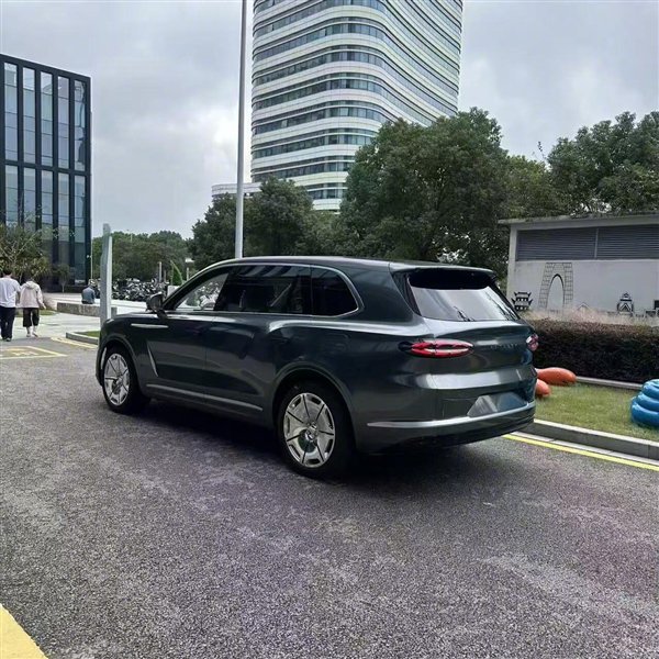  上：新势力，下：宾利添越