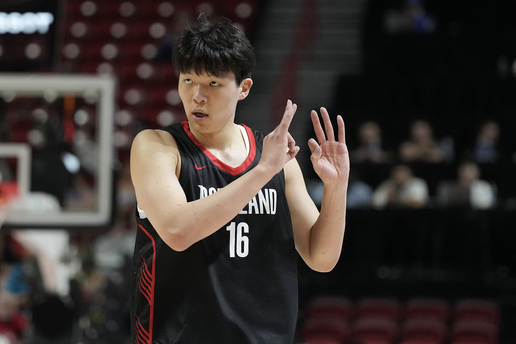 媒体人：杨瀚森的犯规太多了 但这也是新人中锋比较常见的现象