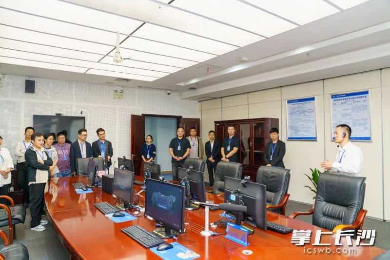 代表们参观评标室。