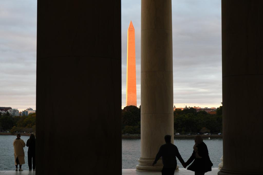 　　這是10月14日在美國(guó)華盛頓杰斐遜紀(jì)念堂拍攝的日落時(shí)分的華盛頓紀(jì)念碑。新華社記者李睿攝
