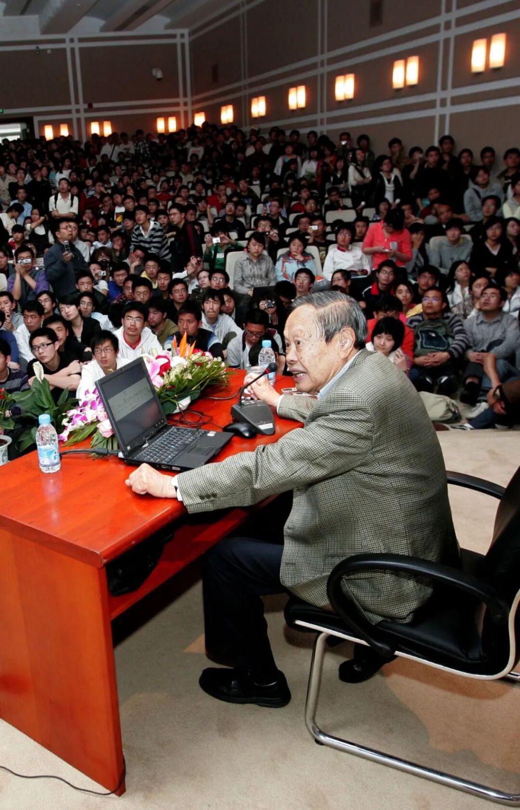 2009年,杨振宁在光华楼吴文政报告厅作讲座。复旦大学图