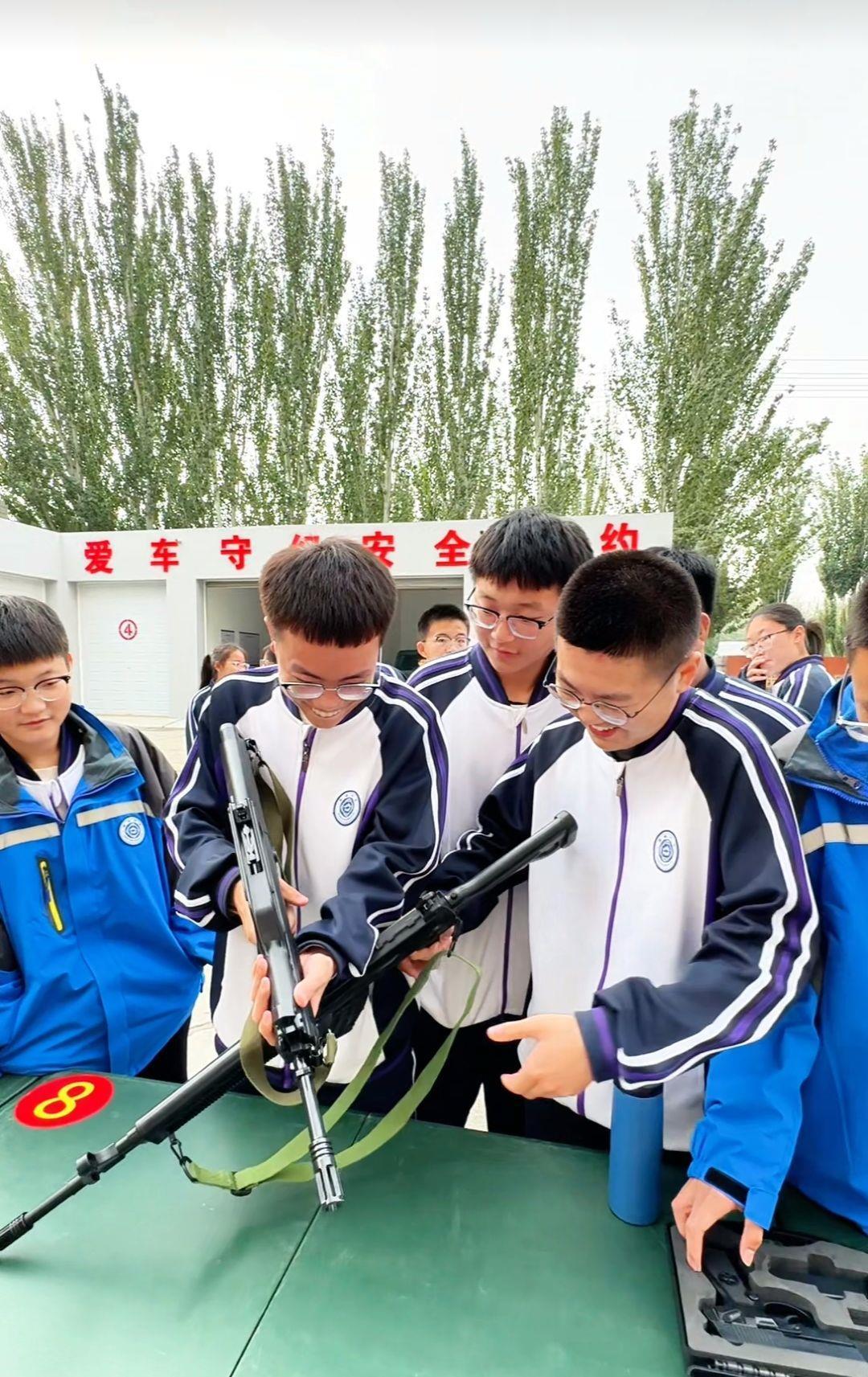 内蒙古一中学组织学生去当地武装部，近距离接触枪械模型，老师：之前在军营开放日，在安全前提下，还带学生摸过真枪