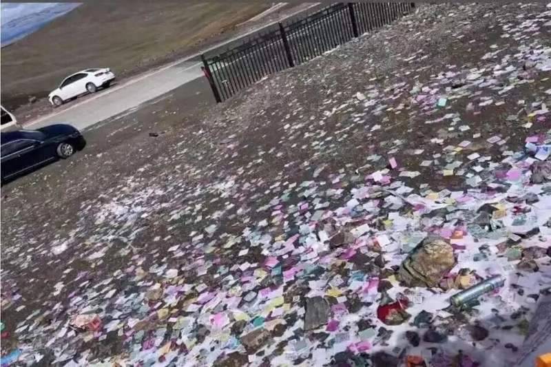 ▲大草原上被挥撒得满地纸片。图/潇湘晨报