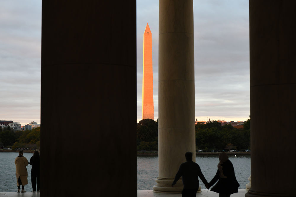 這是10月14日在美國華盛頓杰斐遜紀念堂拍攝的日落時分的華盛頓紀念碑。新華社記者李睿攝