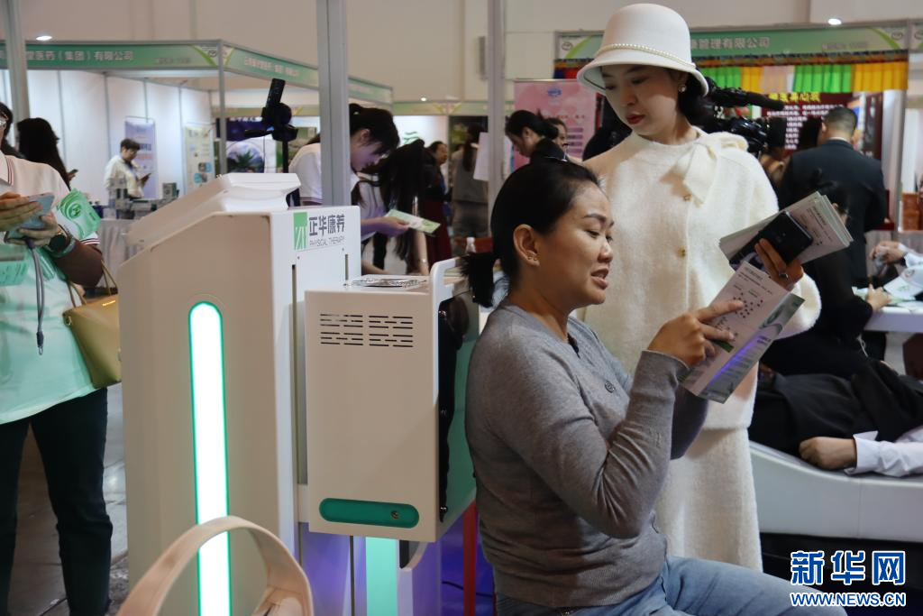 商家和市民正在参观了解AI智能产品。