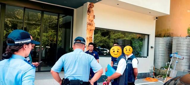 兩名男子被公安機(jī)關(guān)帶走。服裝圖源：銅仁消防