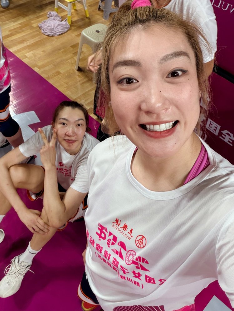 随四川女篮实现全国锦标赛四连冠！李梦社媒晒多张合照