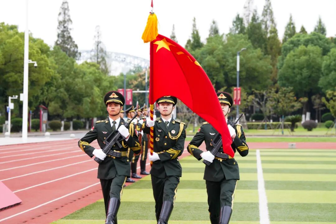信息支援部队工程大学首届新生，授衔！