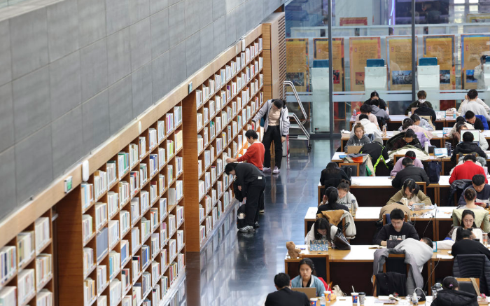 ▲人们到国家图书馆读书、学习。图/新华社