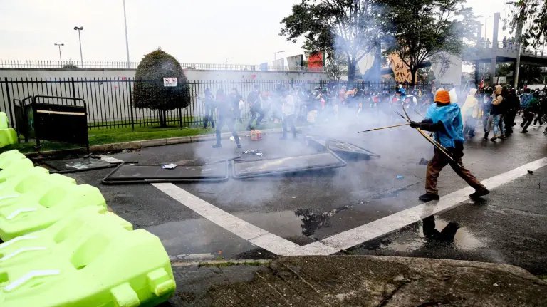 美国驻哥伦比亚大使馆外发生抗议 4名哥警察受伤