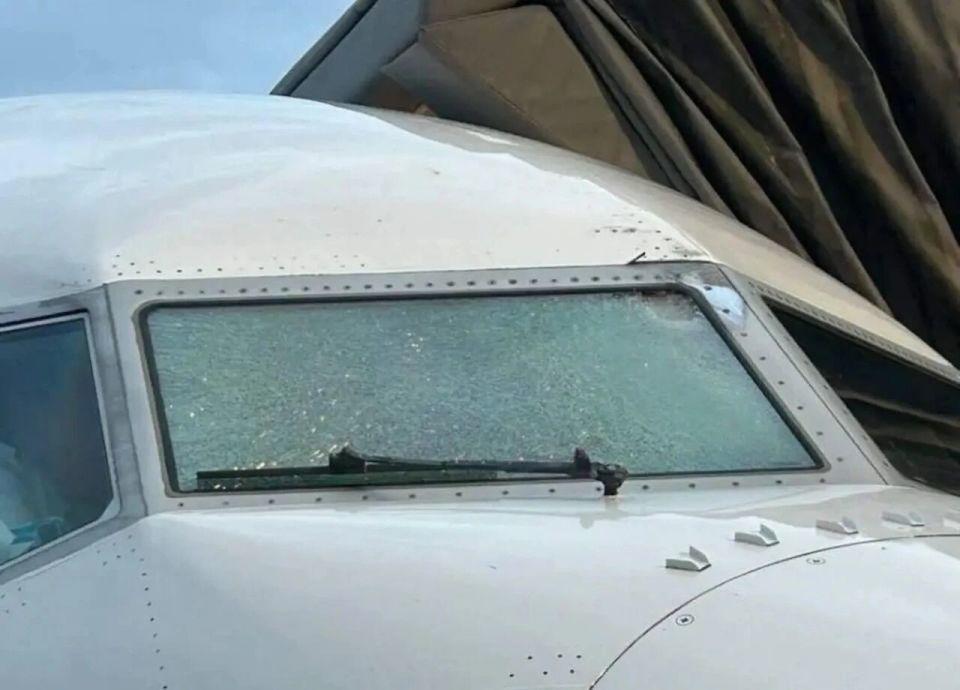 万米高空美一波音客机风挡玻璃破裂，机上140人 专家：或被陨石或残骸击中
