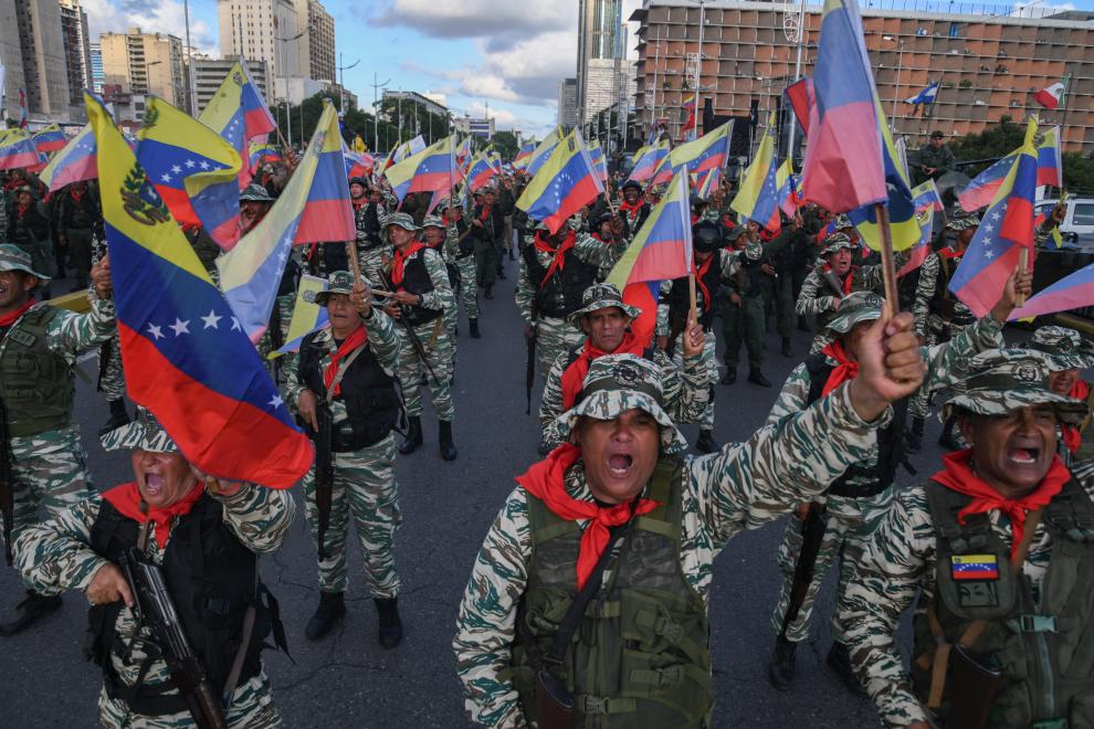 　　9月23日，在委內(nèi)瑞拉首都加拉加斯，民兵組織成員揮舞委內(nèi)瑞拉國(guó)旗參加游行。新華社發(fā)（馬科斯·薩爾加多攝）