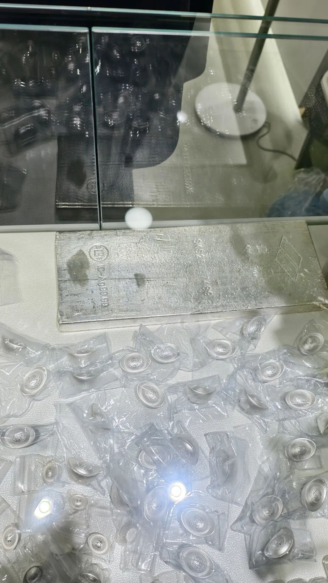 某店內(nèi)柜臺(tái)擺放的銀元寶等 每經(jīng)記者 潘婷 攝