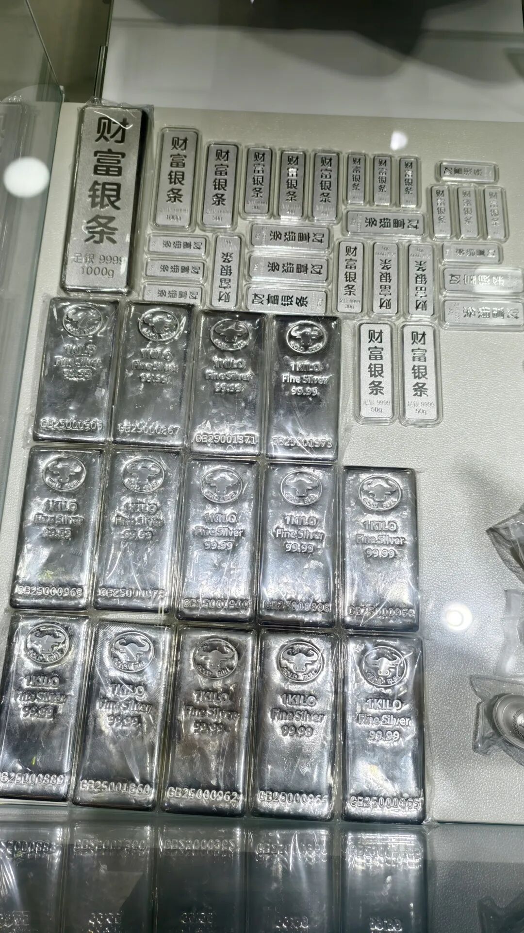 某店內(nèi)柜臺(tái)擺放的<strong></strong>銀條等 每經(jīng)記者 潘婷 攝