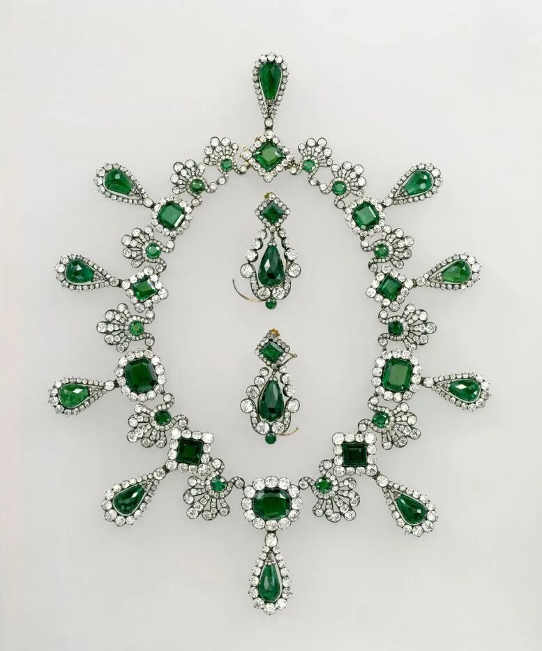 瑪麗-路易絲皇后的祖母綠項鏈和耳環(huán)（資料圖）
