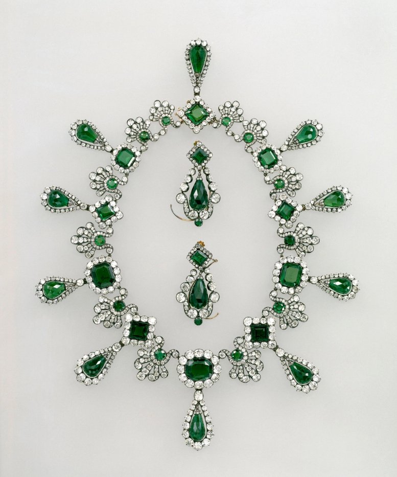 瑪麗-路易絲皇后的祖母綠項(xiàng)鏈和耳環(huán)（資料圖）