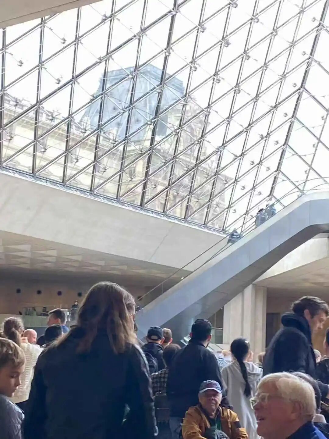 游客被疏散到大廳 圖片來源：受訪者供圖