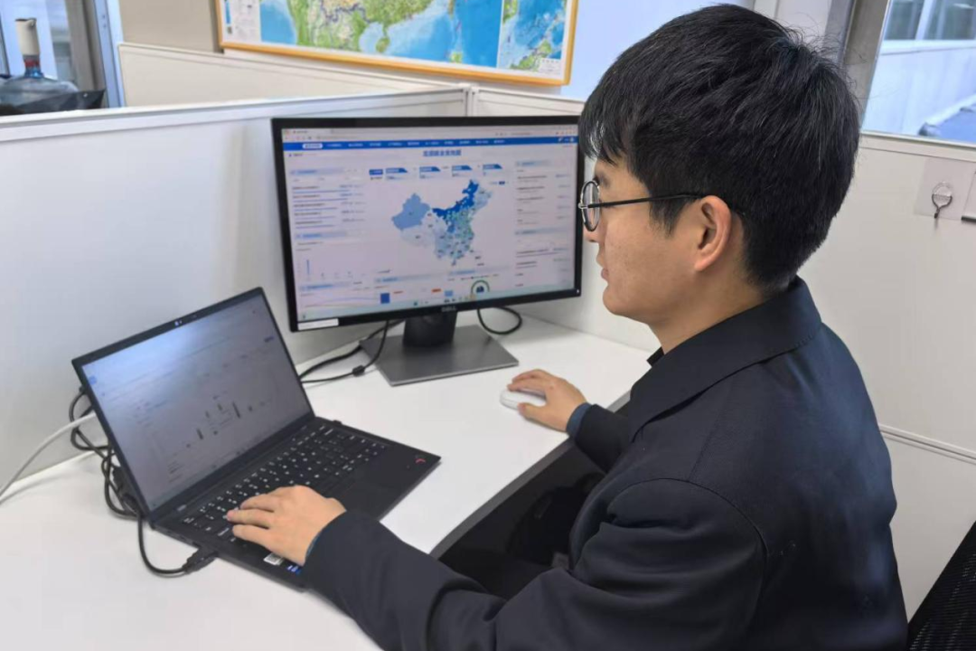 图为碳盘查技术员核算企业排放量