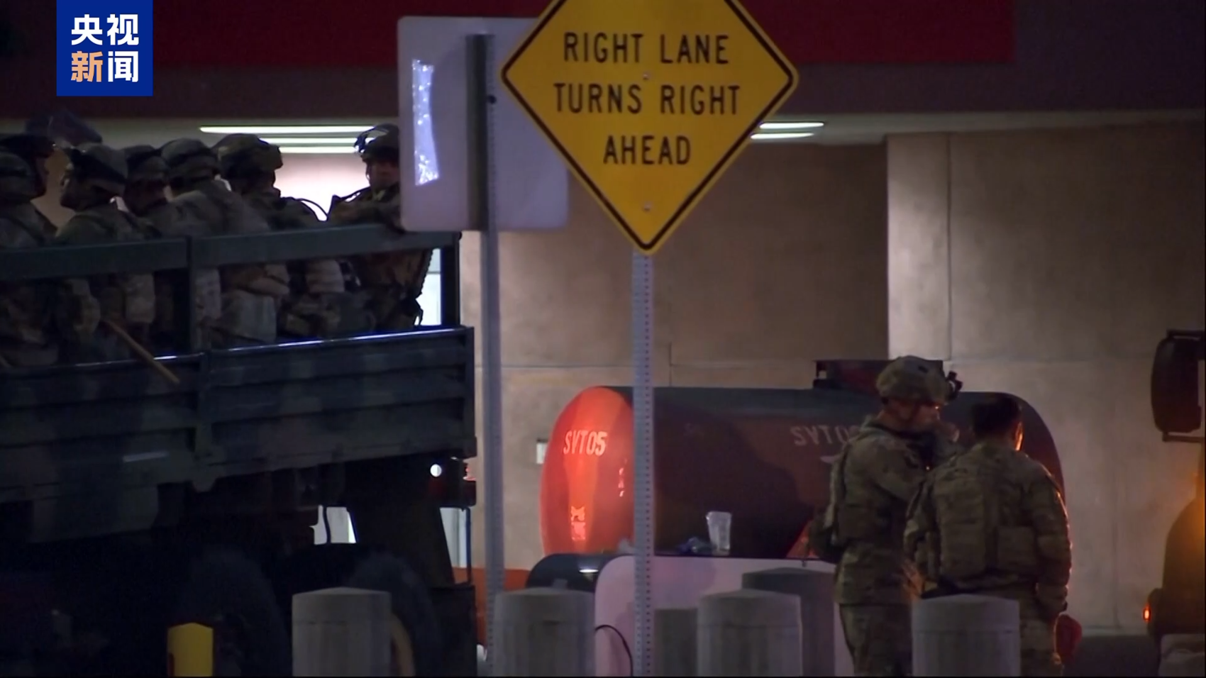 當(dāng)?shù)貢r(shí)間6月8日，首批美國(guó)國(guó)民警衛(wèi)隊(duì)進(jìn)駐洛杉磯。圖據(jù)央視新聞