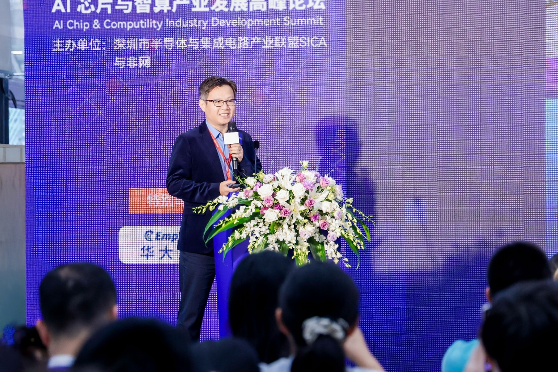 英特尔中国区显卡和AI高级产品总监徐金平发表演讲