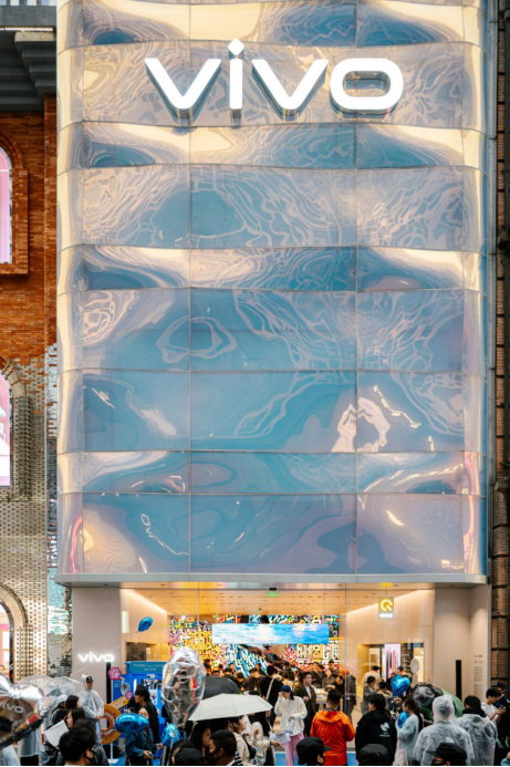 　　影像馆外立面采用双曲玻璃工艺，灵感源于武汉水文地貌