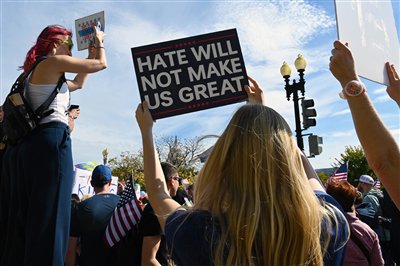 10月18日，美國(guó)在美國(guó)華盛頓，多地多項(xiàng)人們參加示威游行活動(dòng)。舉行<strong></strong>新華社記者 李睿 攝