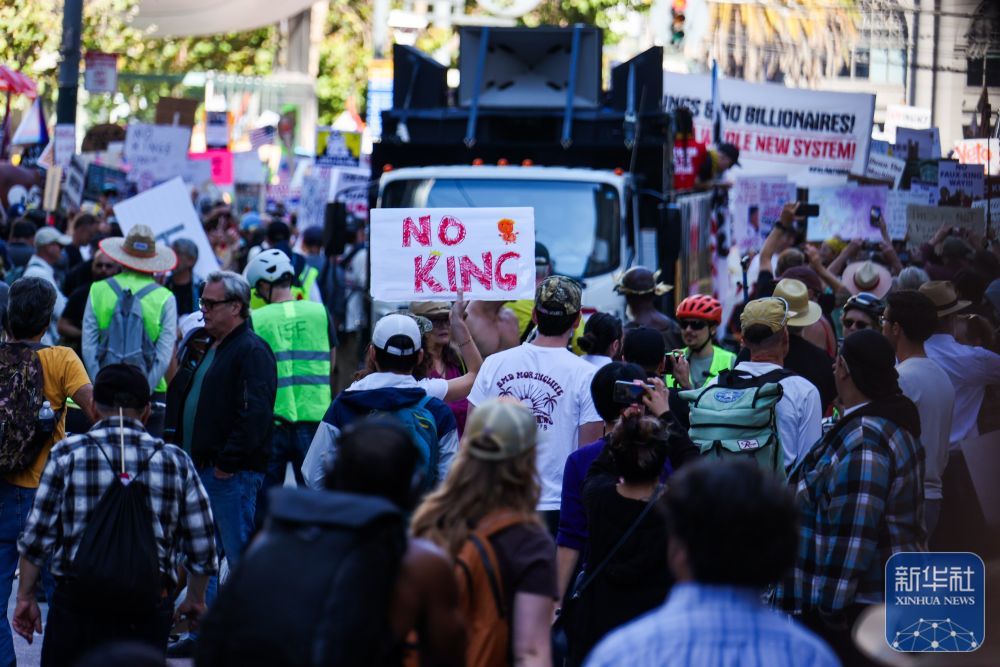 10月18日，上街在美國(guó)舊金山，人們參加示威游行活動(dòng)。新華社發(fā)（董旭東 攝）