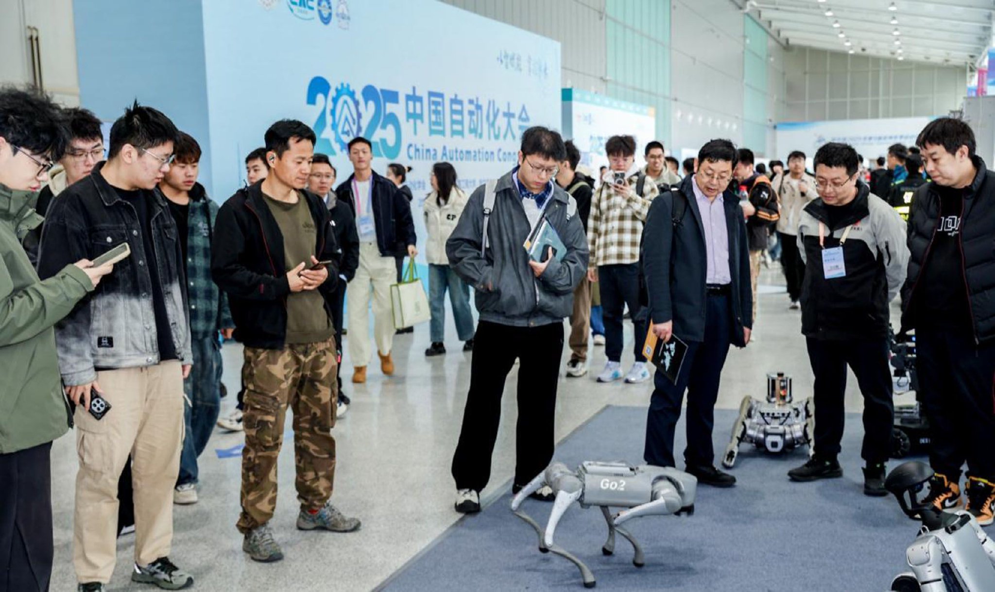 2025中国自动化大会上,参会者近距离接触行业前沿技术与产品。大会组委会供图