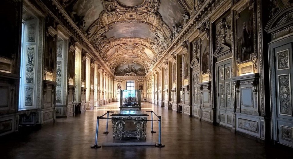 盧浮宮阿波羅畫(huà)廊展區(qū)