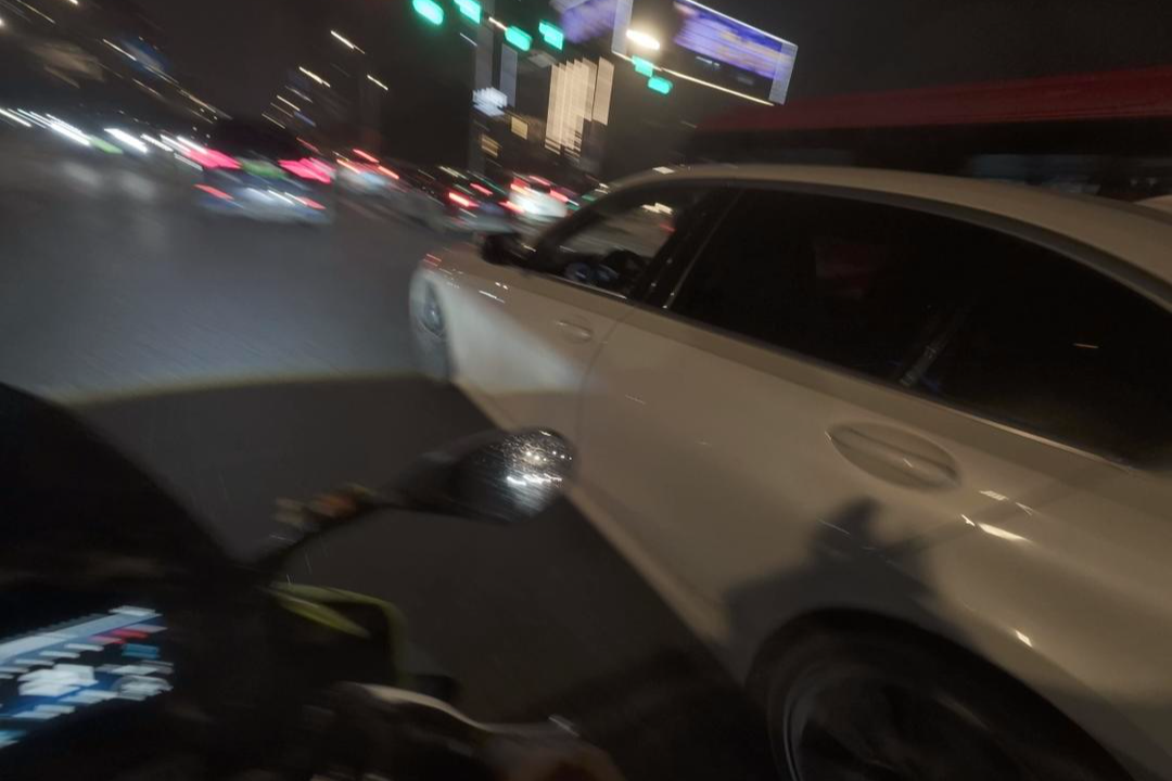 男子称骑摩托险被变道轿车撞上，发生口角后被对方打翻在地 当地警方已立案调查