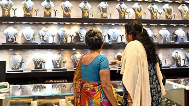 金價(jià)狂飆下的眾生相：印度新娘改收現金，美國人排隊買(mǎi)金