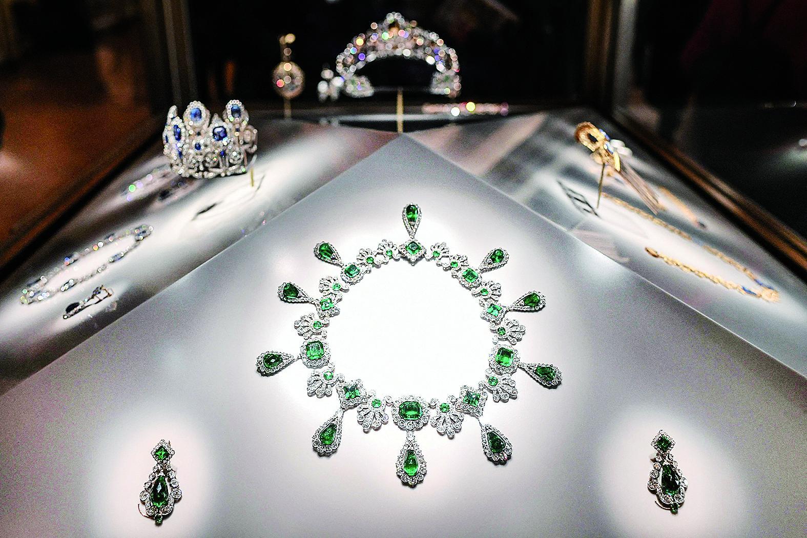 拿破侖的聲連<strong></strong>皇后瑪麗-路易絲的項(xiàng)鏈及耳飾