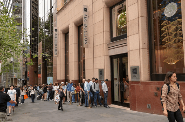 排隊買(mǎi)金條的澳大利亞人。圖源：GJ