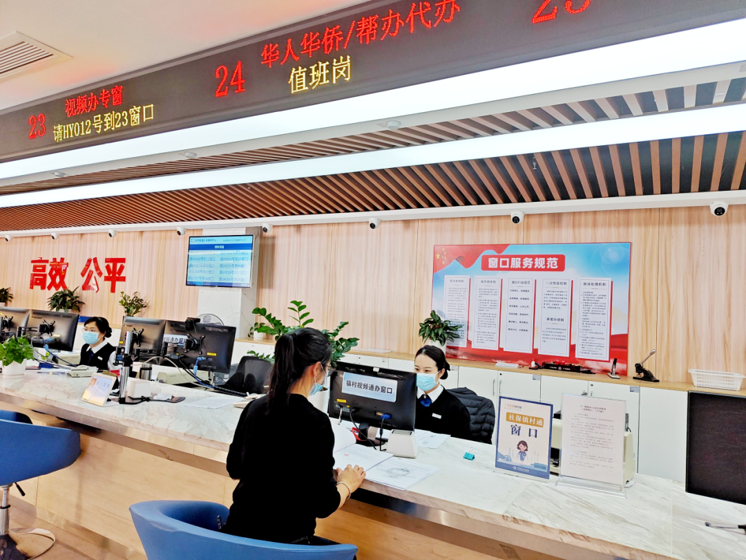 △江门全力推动“高效办成一件事”。江门日报记者 陈敏锐 摄