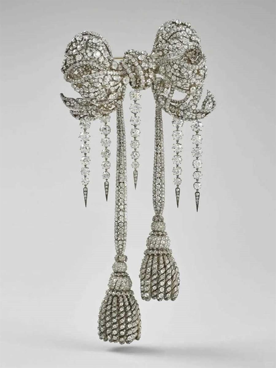 盧浮宮數(shù)件珍寶光天化日下被盜 文明殿堂為何頻頻失守？