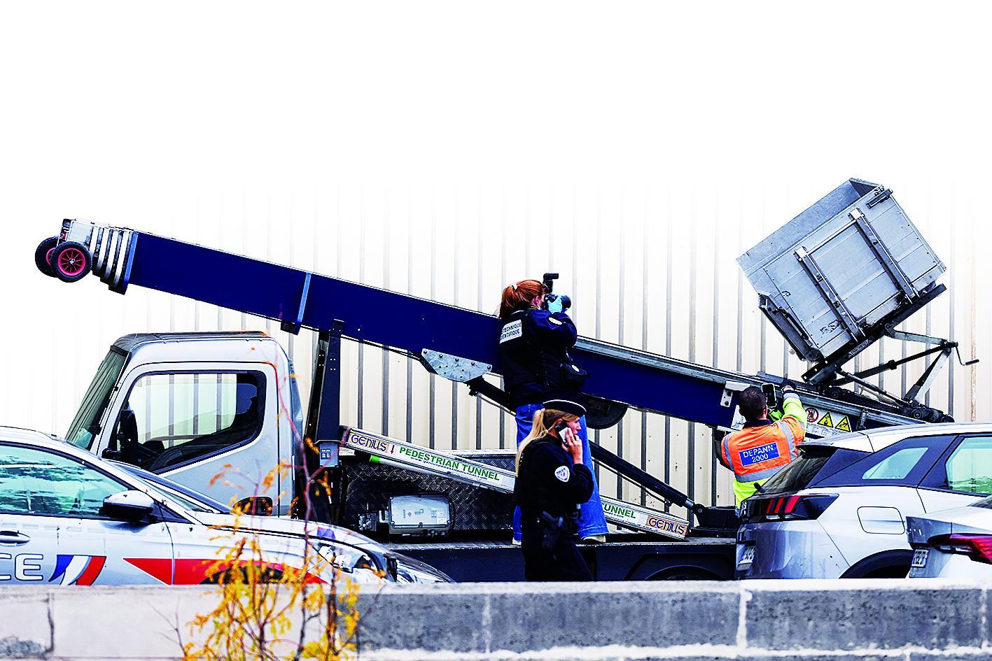 警察在法國巴黎盧浮宮查看一個(gè)升降裝置 新華社發(fā)