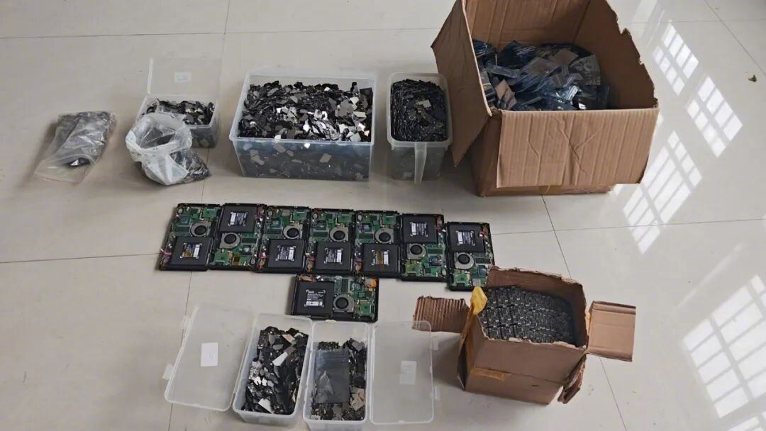 楊某等人制作的芯片、焊接用的金屬原件、焊接好芯片的游戲機(jī)主板，目前已被公安機(jī)關(guān)查扣。